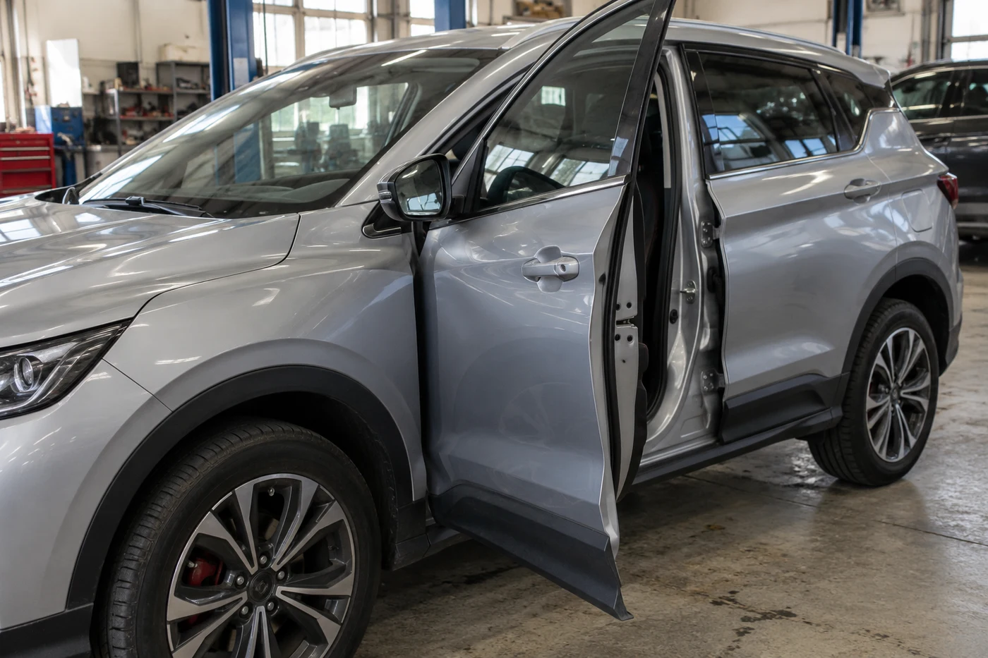 Кузовной центр - coolray-door-detail Открытая передняя дверь Geely Coolray | Замена двери Geely Coolray